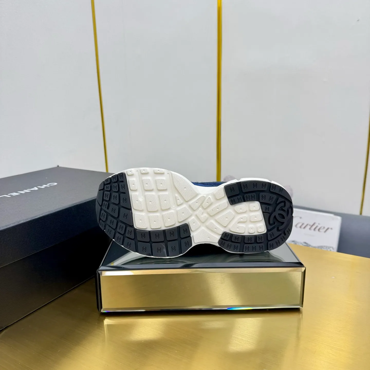 p700🐮🐮Upgraded version, upgraded version, upgraded version! No rebuttal accepted! ! ! ! Chanel Chanel dad shoes, couples' model for men and women - 2025 top casual sneakers in the counter. This classic design; the upper is electro-embroidered with various techniques; ❷The inner lining is made of: original Yangli + net ❸The outsole is based on: the original TPU combination outsole. The full set of boutique packaging for women 35–41